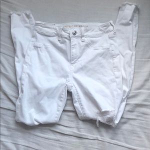 AEO WHITE RIPPED SKINNY JEANS